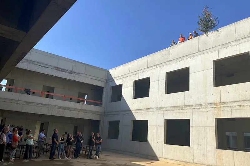 THE STRUCTURAL FRAMEWORK IS IN PLACE – TOPPING-OUT CEREMONY FOR THE WEISSENAU FORENSIC CLINIC