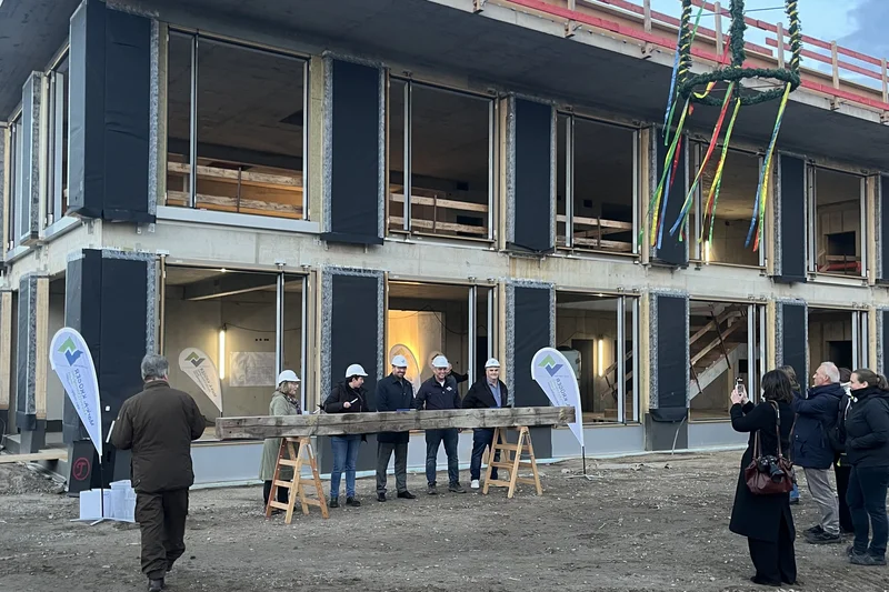 Topping-out ceremony for the Schönwalde Elementary School on Bernauer Damm