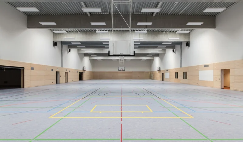 Grundschule und Turnhalle